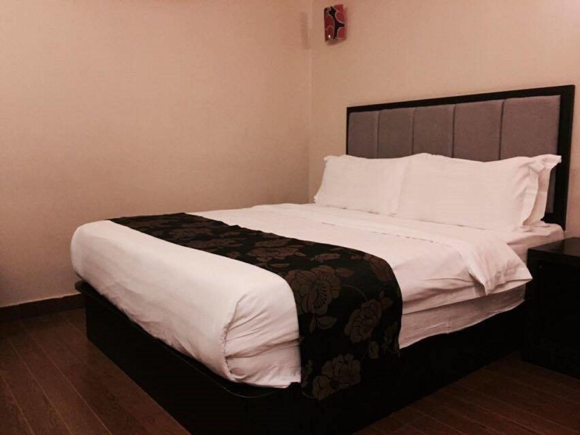 Kk Waterfront Hotel Кота Кинабалу Екстериор снимка